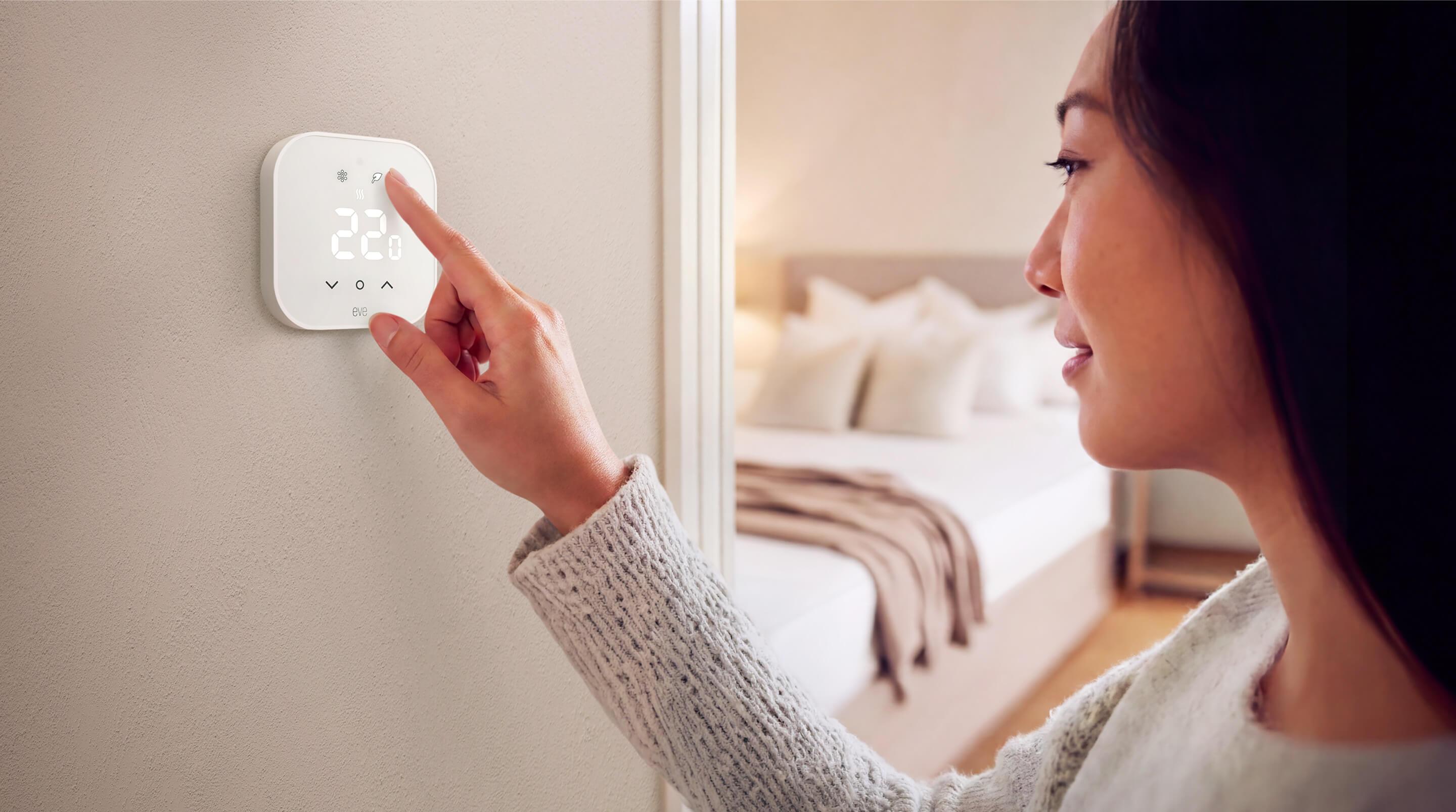 Eve Thermostat: Frau aktiviert Eco Mode, der hilft Heizkosten zu sparen